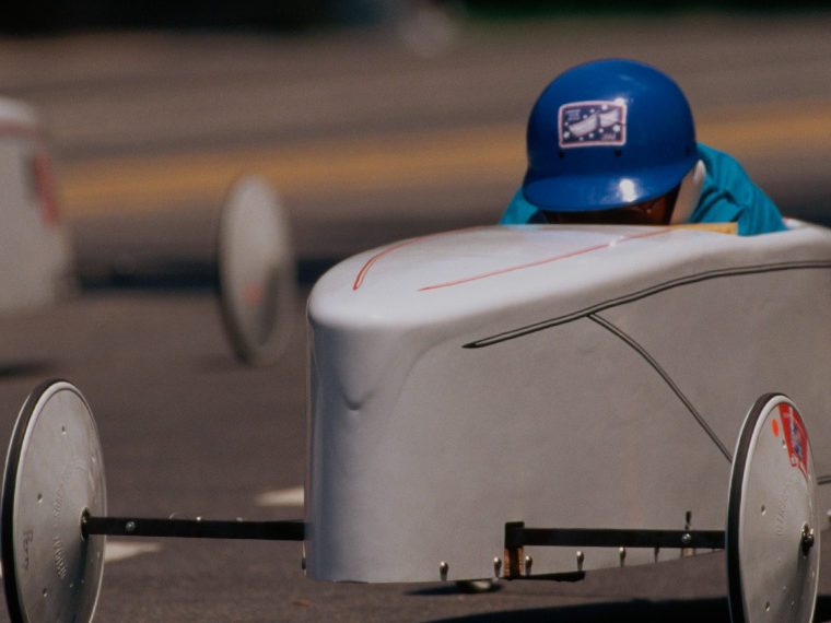 Downhill race with aerodynamic push cars