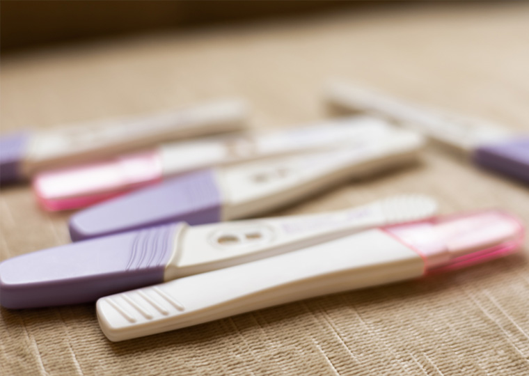 A group of various pregnancy test lies on a table